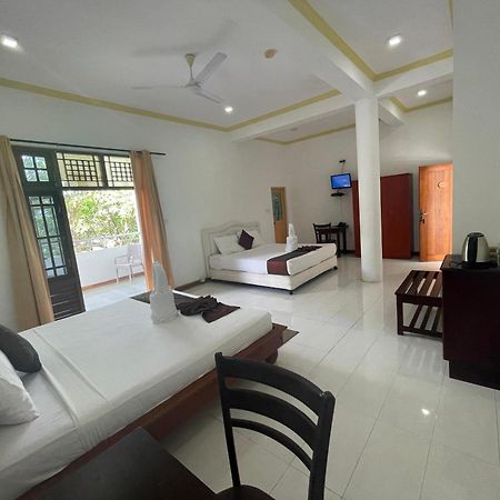Hotel Sobana Lake Front Udawalawe Exterior photo