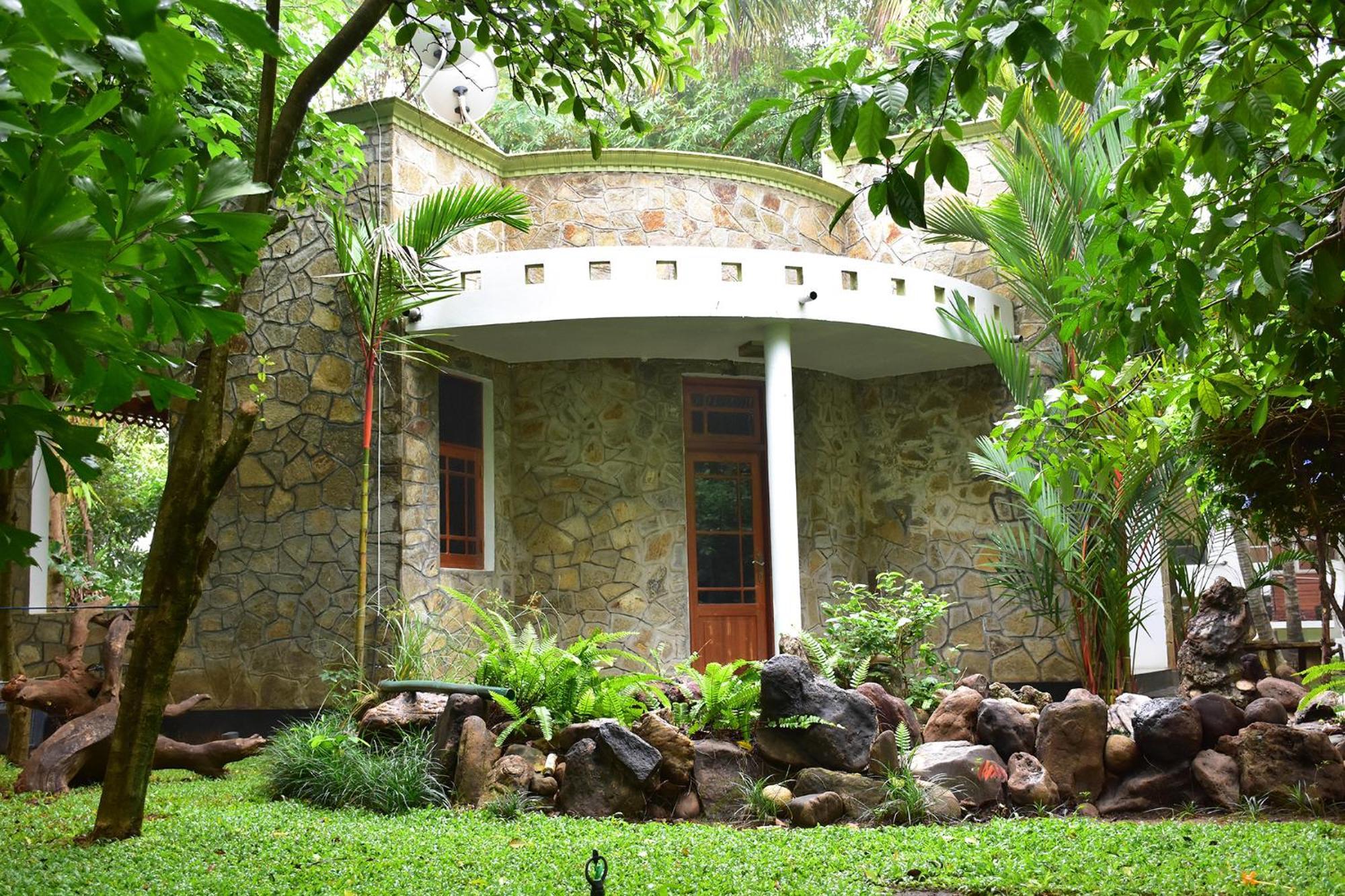 Hotel Sobana Lake Front Udawalawe Exterior photo