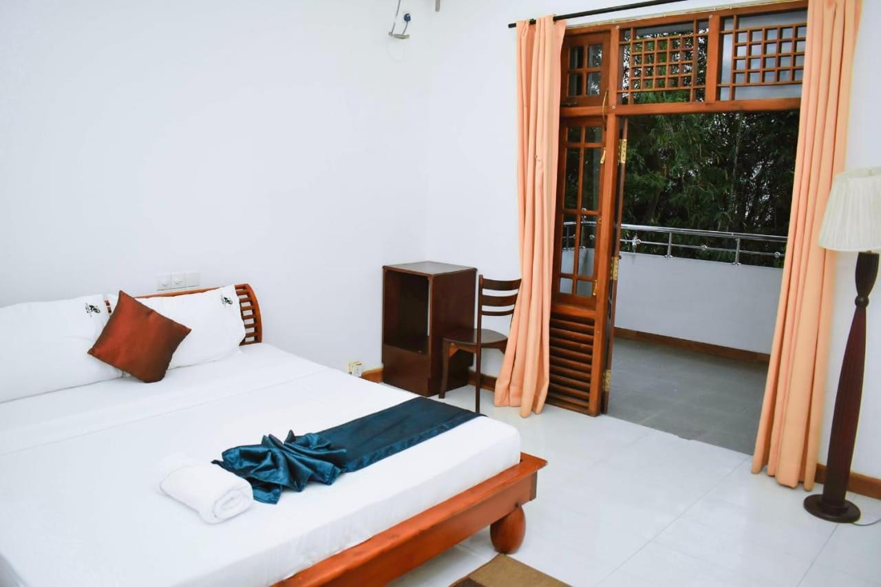 Hotel Sobana Lake Front Udawalawe Exterior photo