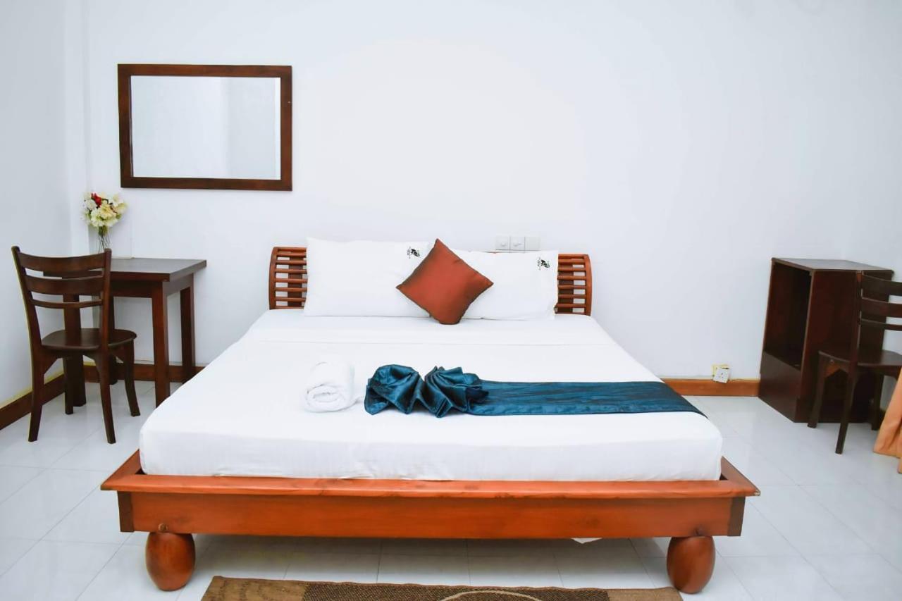 Hotel Sobana Lake Front Udawalawe Exterior photo