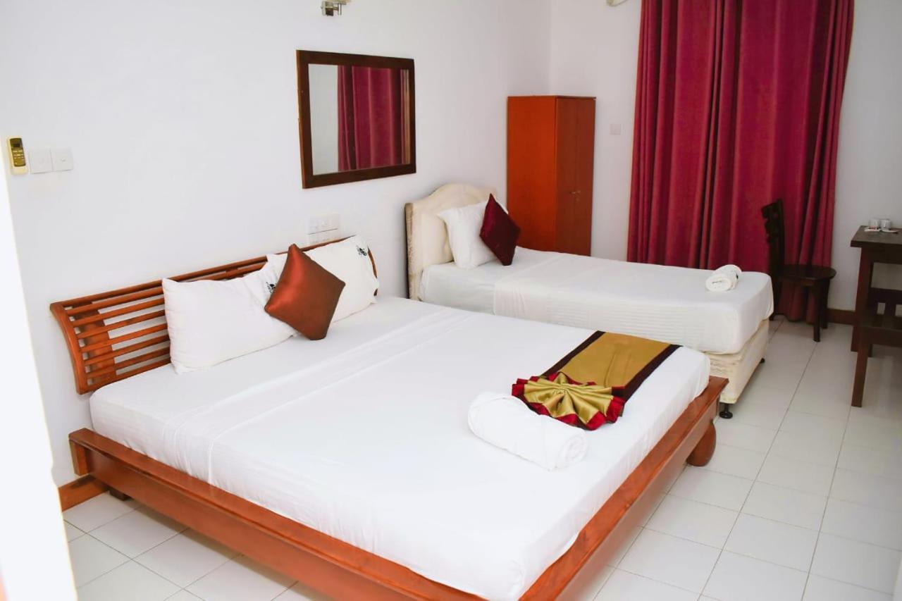 Hotel Sobana Lake Front Udawalawe Exterior photo