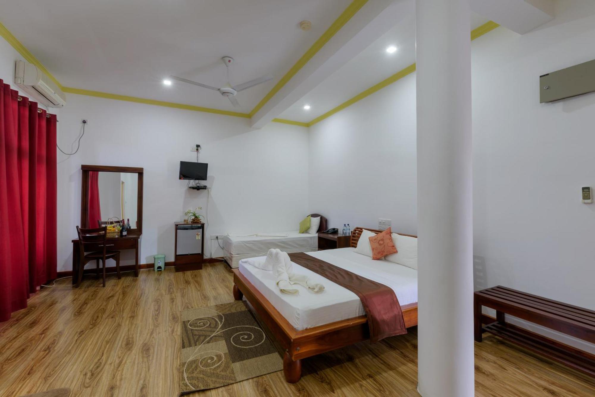 Hotel Sobana Lake Front Udawalawe Exterior photo