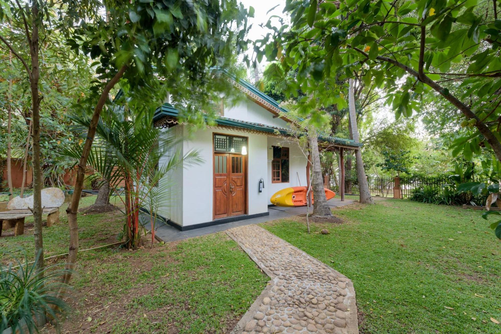 Hotel Sobana Lake Front Udawalawe Exterior photo