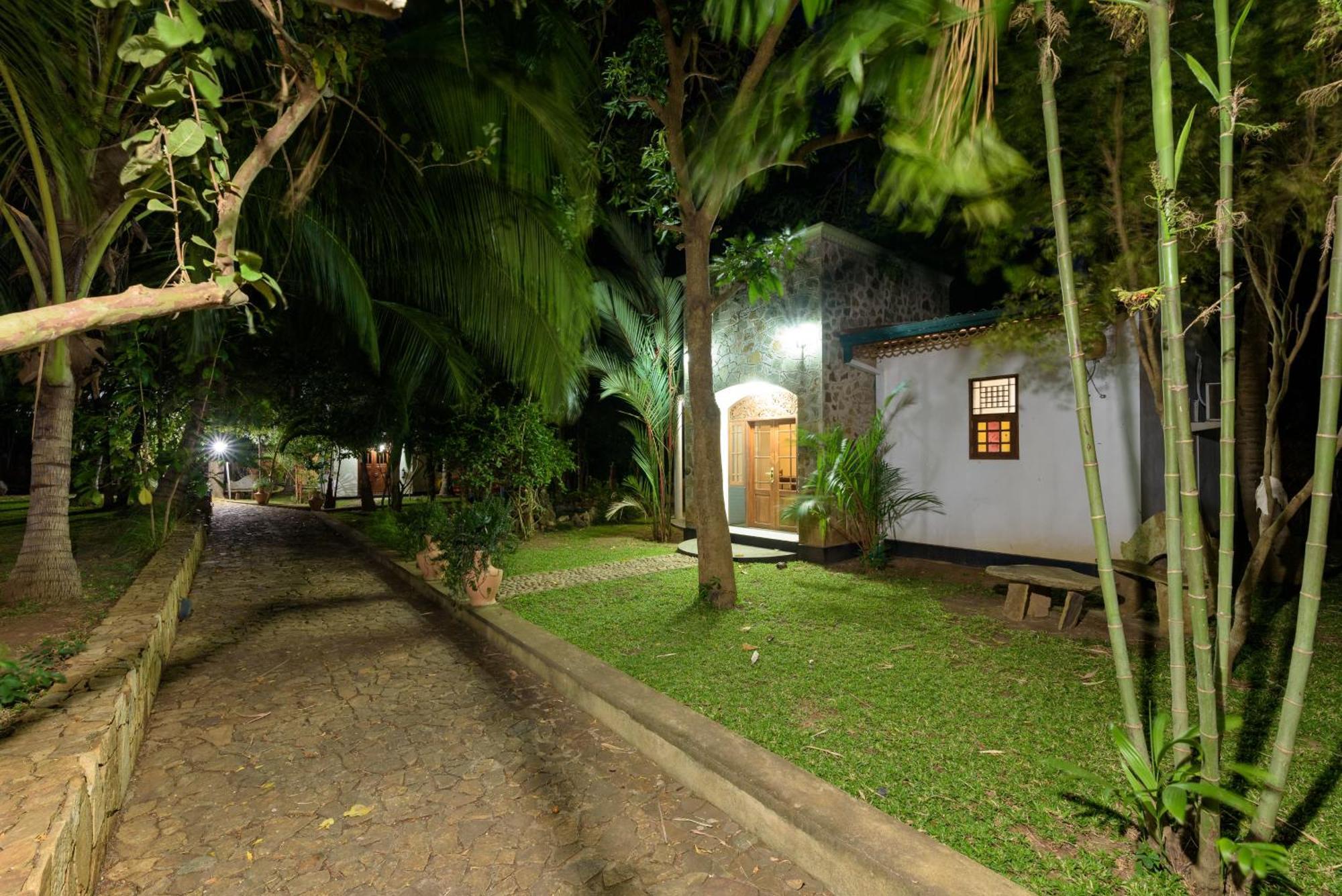 Hotel Sobana Lake Front Udawalawe Exterior photo