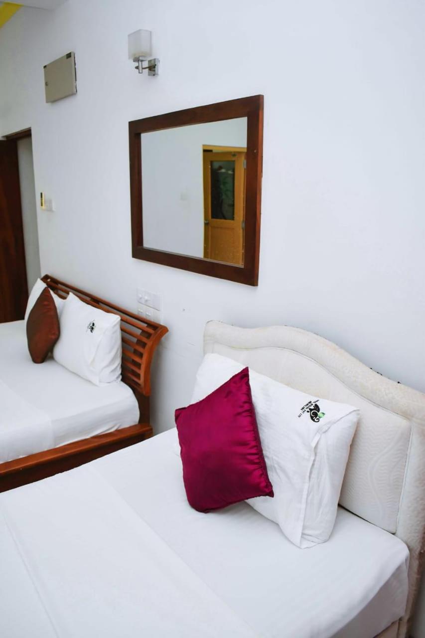 Hotel Sobana Lake Front Udawalawe Exterior photo