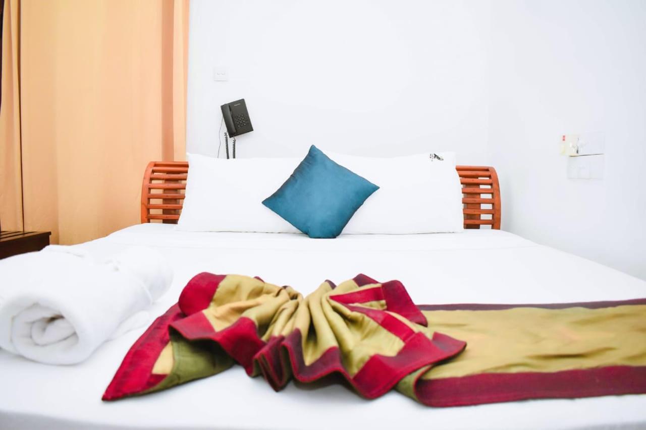 Hotel Sobana Lake Front Udawalawe Exterior photo