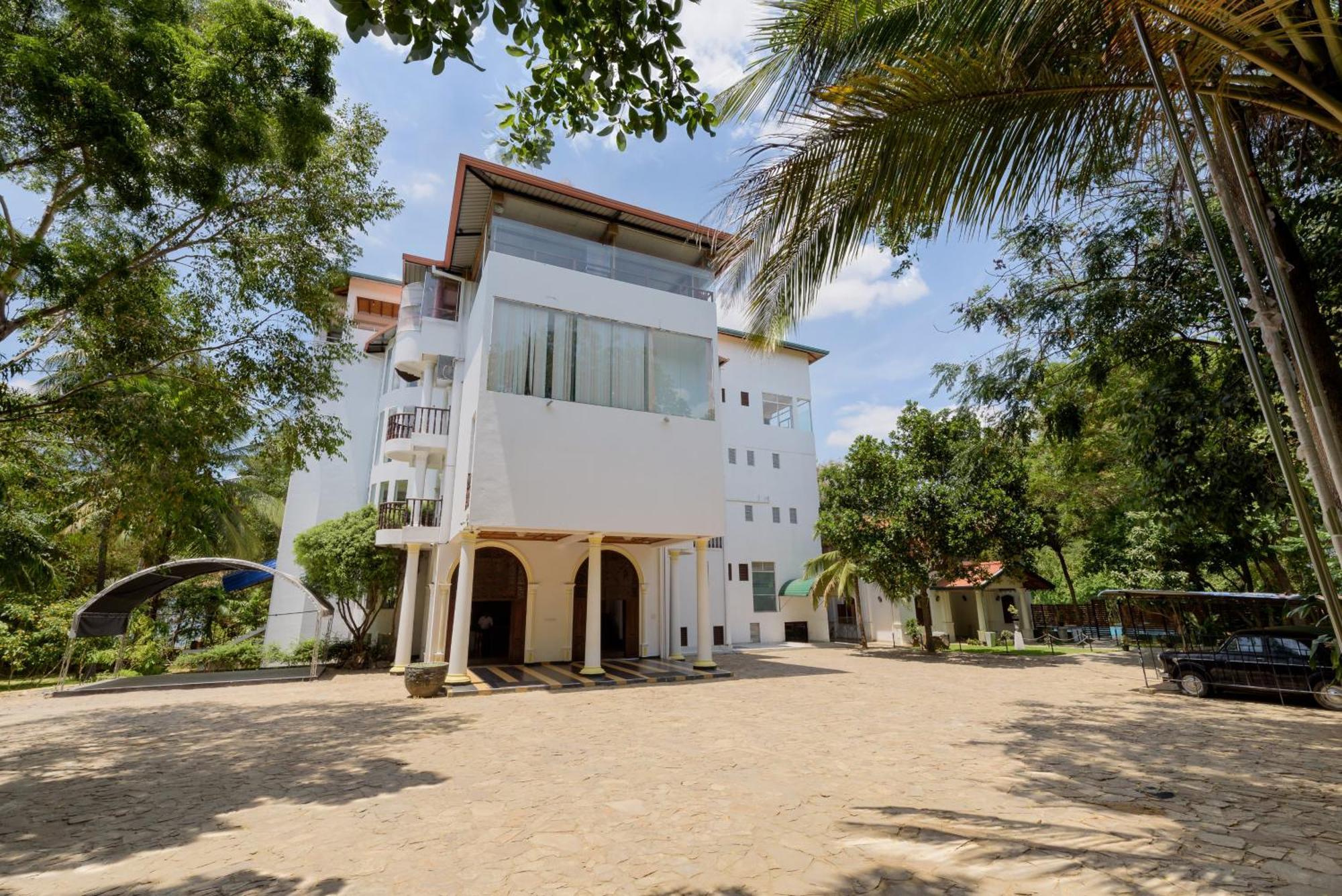 Hotel Sobana Lake Front Udawalawe Exterior photo