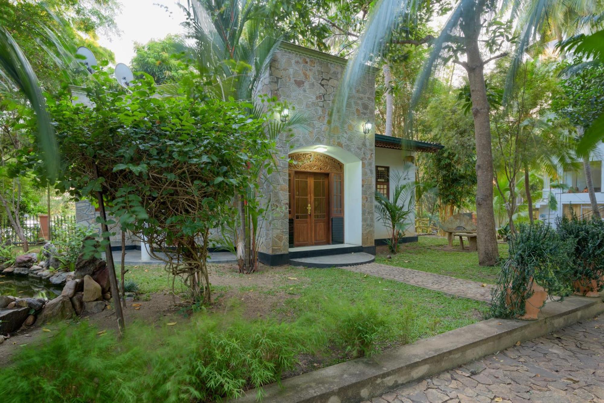 Hotel Sobana Lake Front Udawalawe Exterior photo