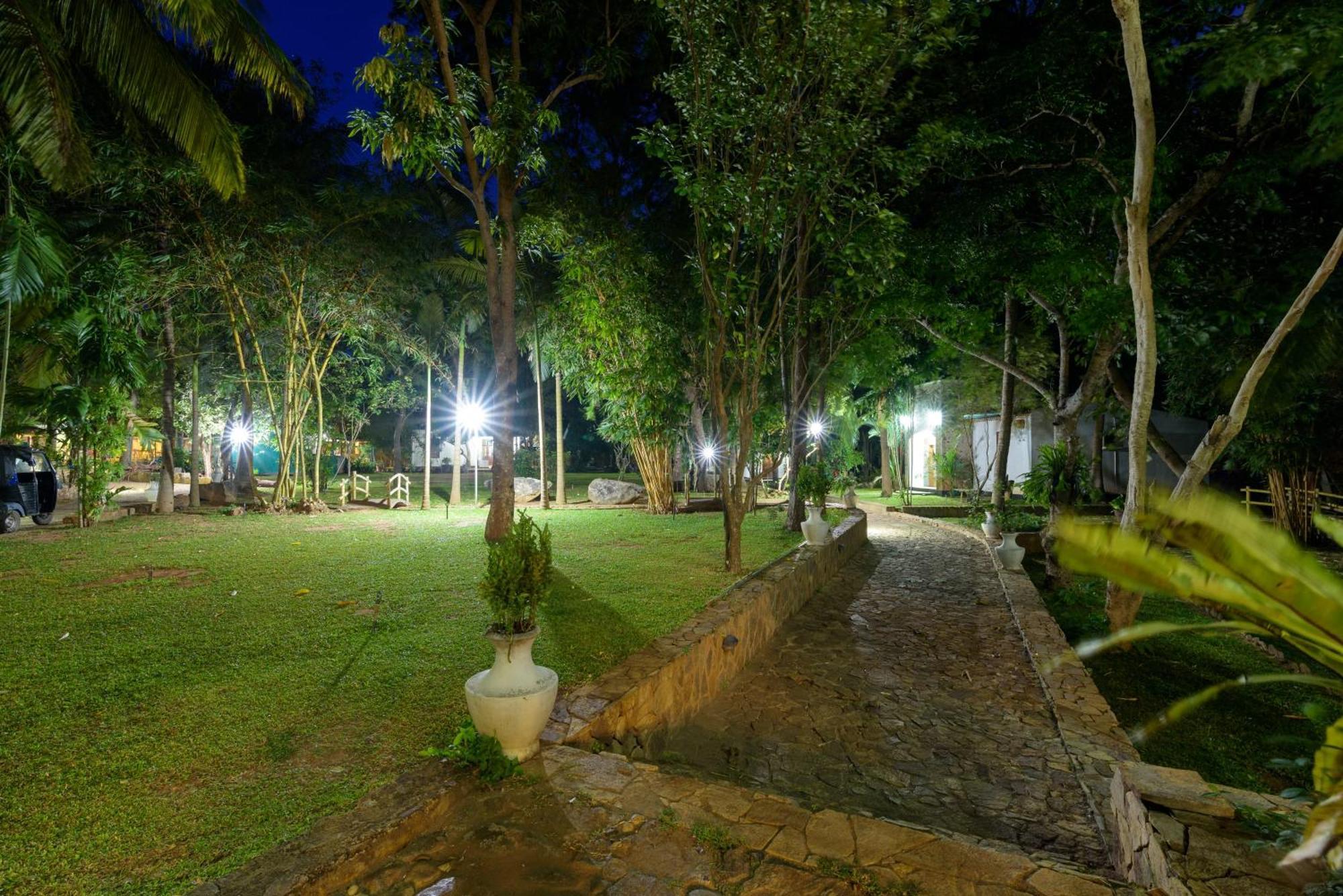 Hotel Sobana Lake Front Udawalawe Exterior photo