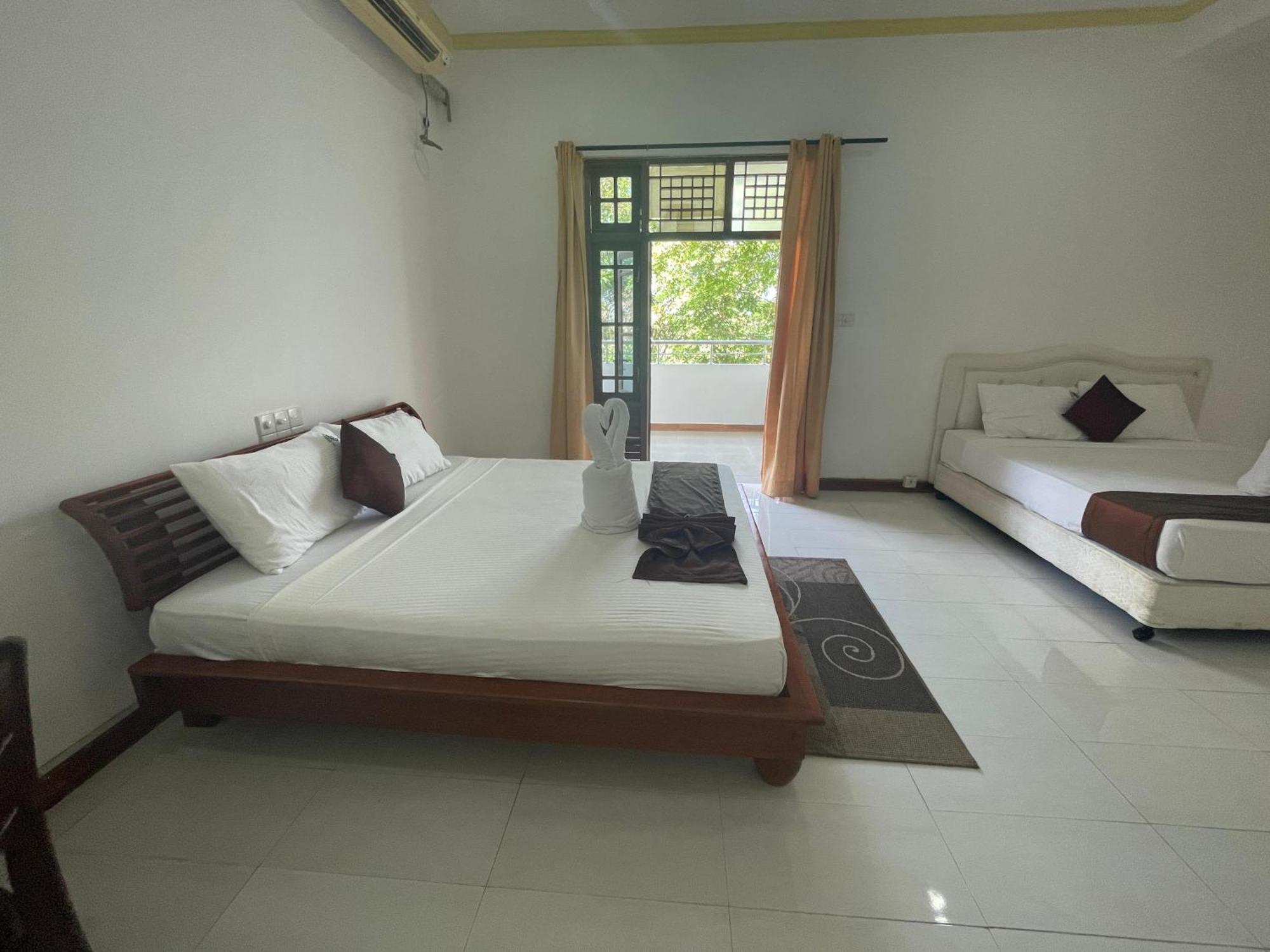 Hotel Sobana Lake Front Udawalawe Exterior photo
